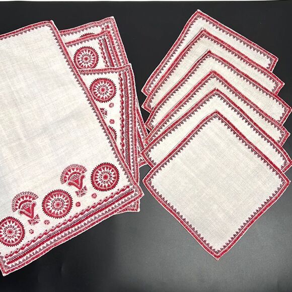 Vintage Embroidered Table Linen Set of 4 Placemats & 5 Napkins - Picture 2 of 10